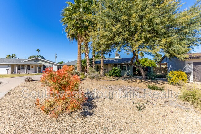 Building Photo - 8538 E Mitchell Dr