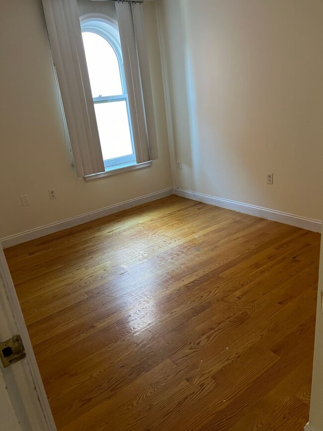 Building Photo - 2BR 1Bth unit. Great location! Must see!