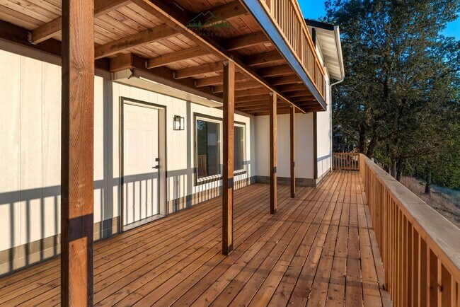Building Photo - 4 bedroom 2.5 bathroom home with Panoramic views!