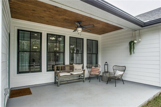 Building Photo - 2200 Falcon Dr