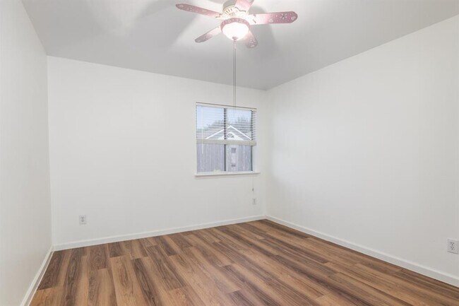 Building Photo - 32350 Cross Spring Park Ln