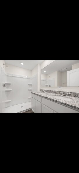 Building Photo - 2745 Flushing Dr
