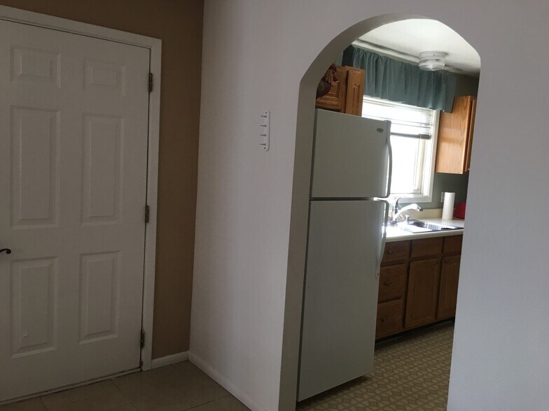 Living Room looking into kitchen - 2308 Cedros Cir