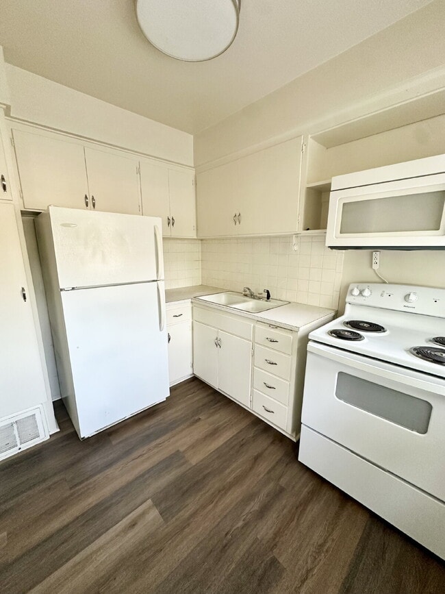 Building Photo - "Charming 1-Bedroom Haven in Cheyenne's He...