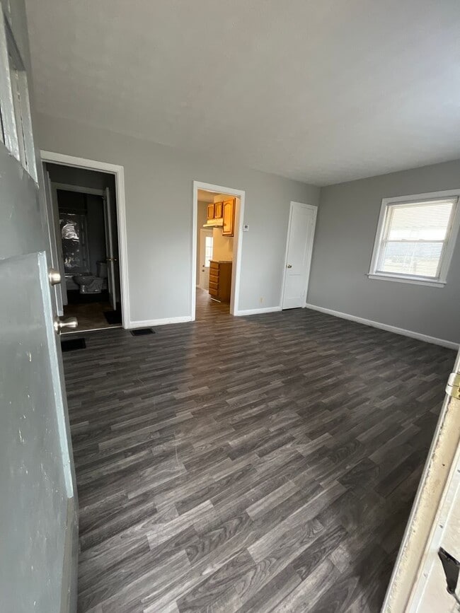 Building Photo - 3 Bedroom 1 Bathroom Single Family Home wi...