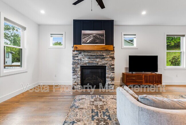 Building Photo - 125 Waynesville Ave