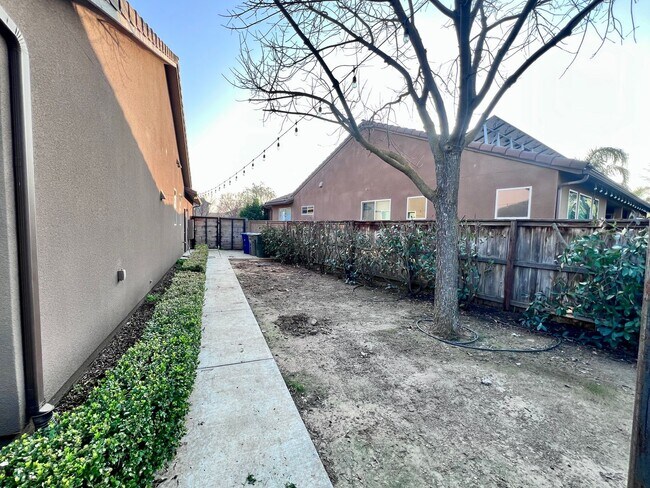 Building Photo - $2,895 Barstow & De Wolf, 4 Bedroom House - Dennis Ave. Clovis / Energy Efficient Smart Home