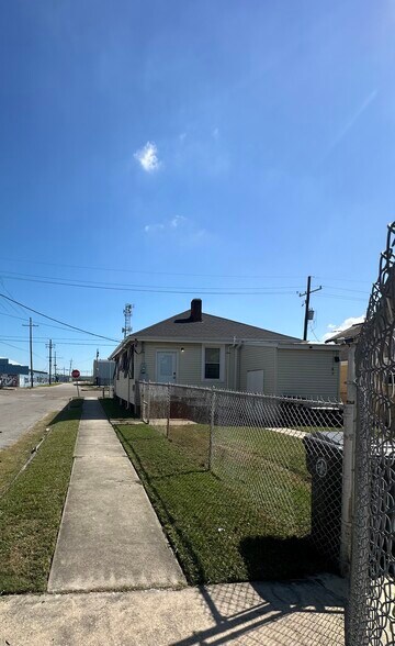 Building Photo - 1640 Poland Ave