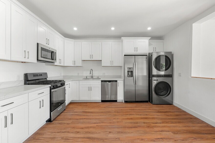 Building Photo - 1301 N Poinsettia Pl