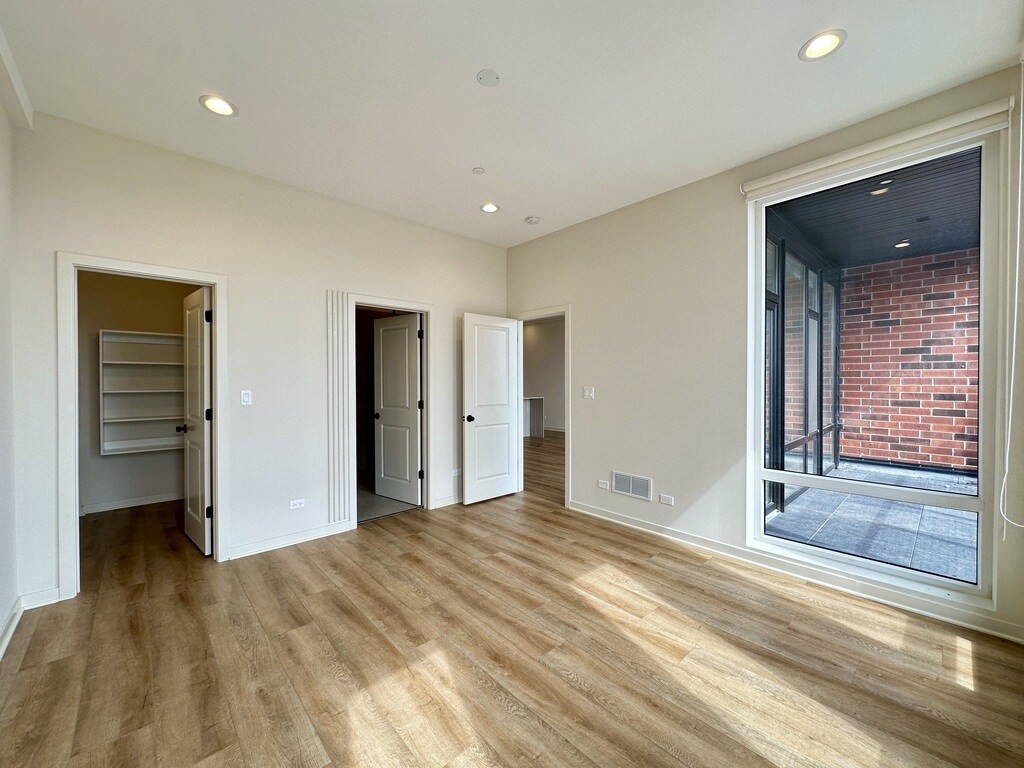 Building Photo - 3215 N Narragansett Ave