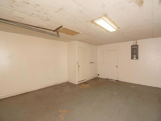Building Photo - 1190 SE Puritan Ln