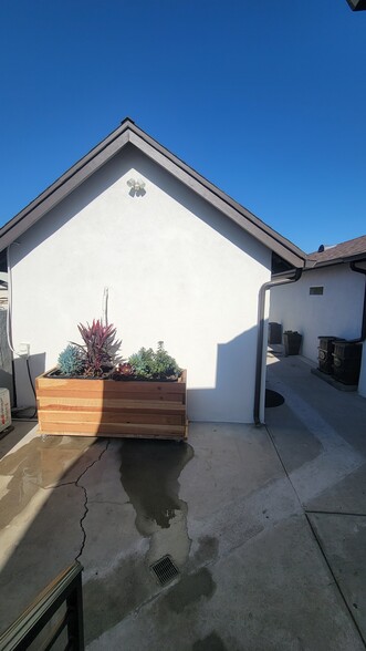 Building Photo - 2119 Las Colinas Ave
