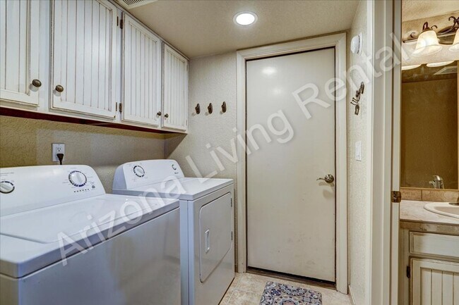 Building Photo - FURNISHED CONDO WITH POOL