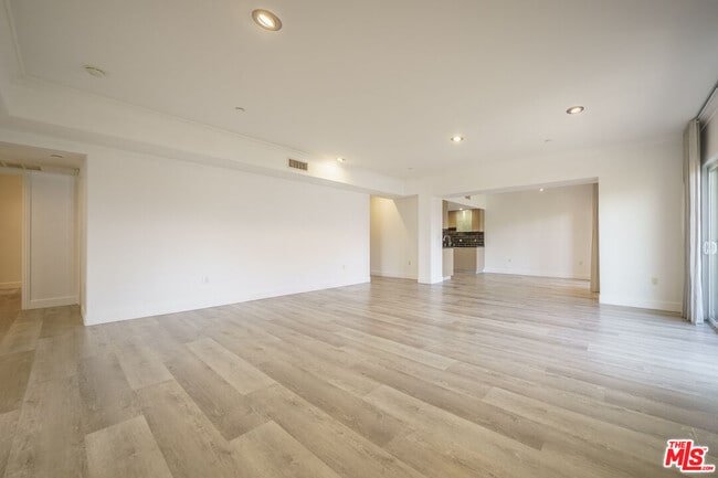 Building Photo - 970 S St Andrews Pl