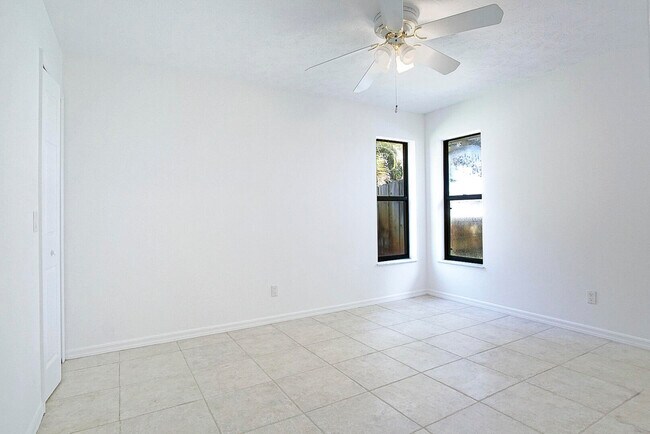 Building Photo - 1273 SW Albenga Ave