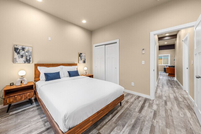 Building Photo - 917A 17th Ave