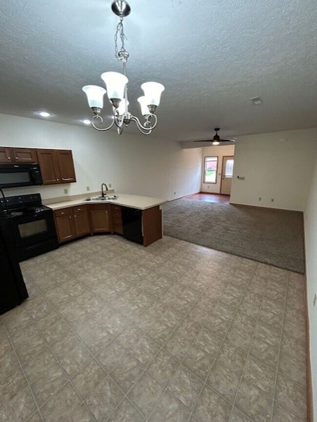Building Photo - 1 Bedroom Apartment with Garage!