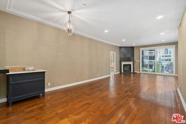 Building Photo - 117 S Clark Dr