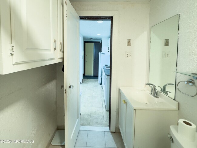 Building Photo - 19 Leroy Pl