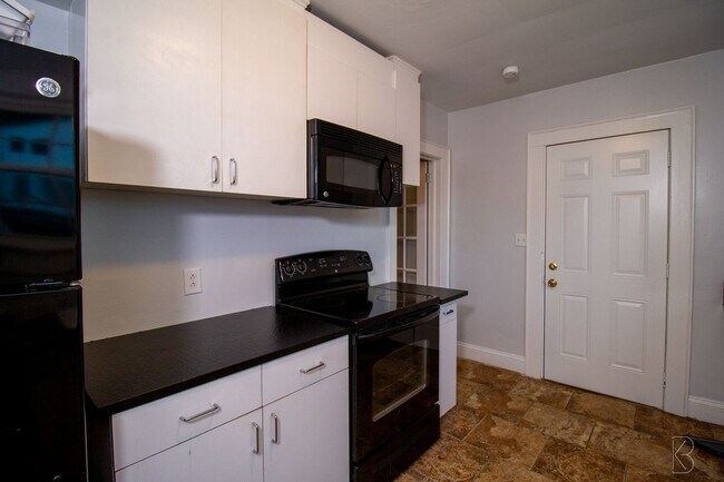 Building Photo - Prime location & Space!
