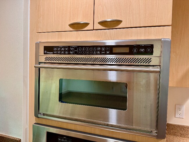 Building Photo - 654 Front St