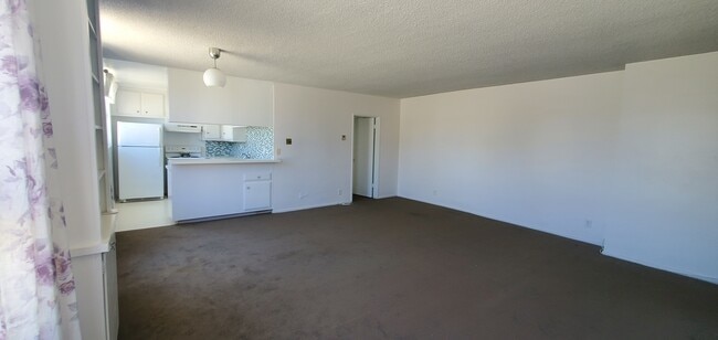 Building Photo - 252 S Reeves Dr