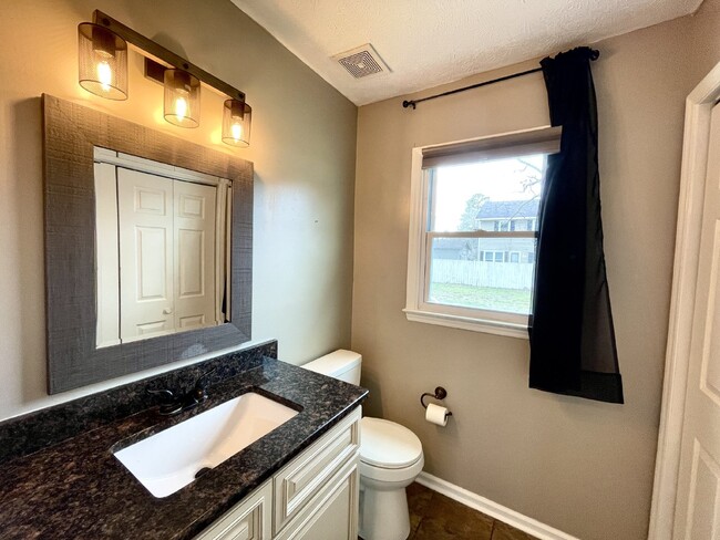Building Photo - 3 Bed, 2 Bath Nest in Hope Mills