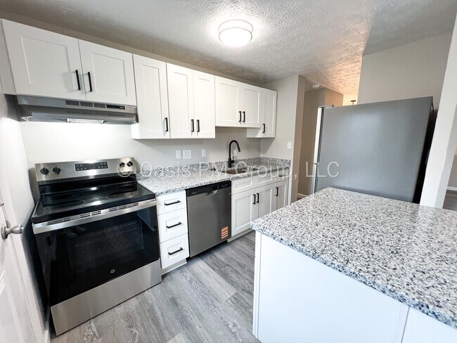 Building Photo - 912 Tellega Ave