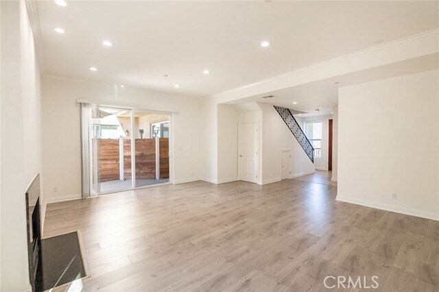 Building Photo - 526 E Elmwood Ave