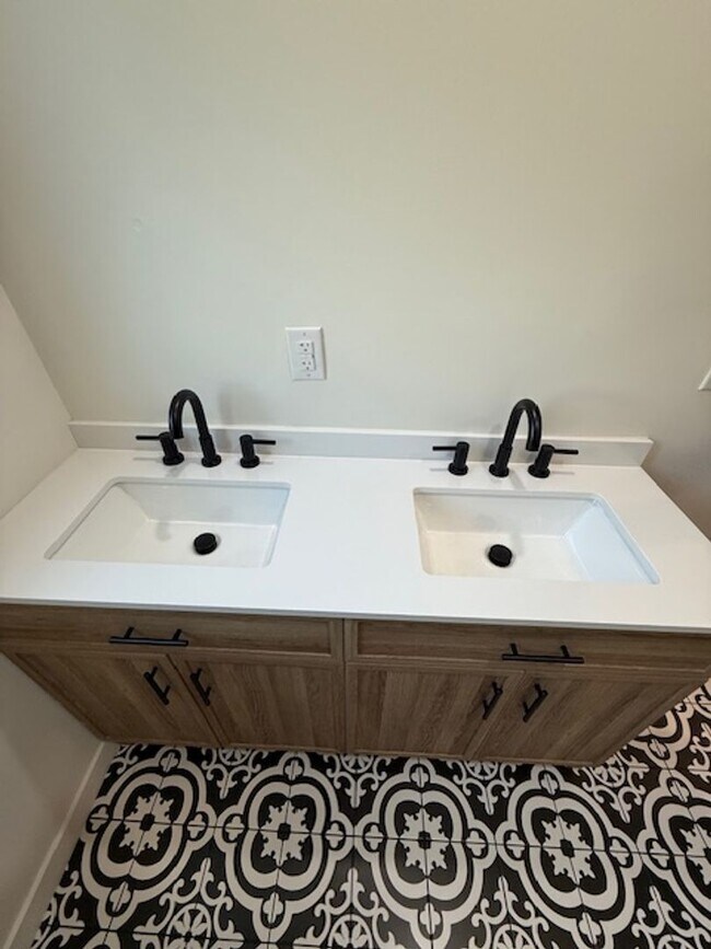 Building Photo - CHARMING REMODELED 3 BEDROOM / 2 BATH HOME