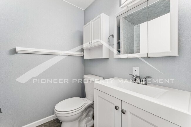 Building Photo - Single Family Home with 1 Car Garage and Central Air!
