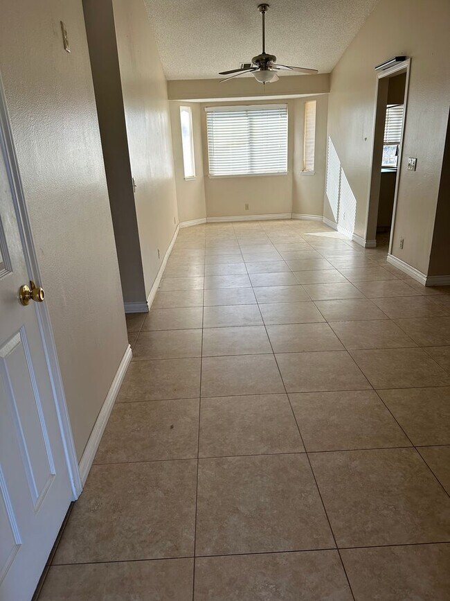 Building Photo - For Rent - Cozy 3 Bed, 2 Bath + Den