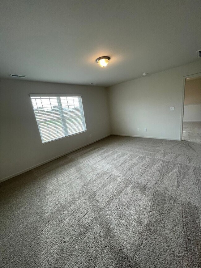 Building Photo - Charming 1.5 year new 3BR plus huge loft  ...