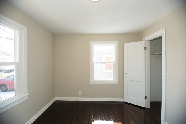 Building Photo - 3 potential 4 bedroom in desirable Beech G...