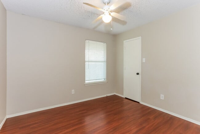 Building Photo - 401 Meadow St