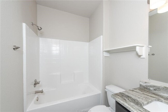 Building Photo - 707 Dominik Dr