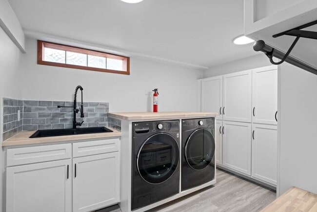 Building Photo - Elegant and Spacious Air-Conditioned Lincoln Park Rambler