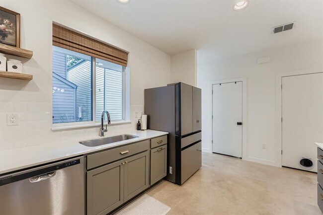 Building Photo - 814 N Bluff Dr