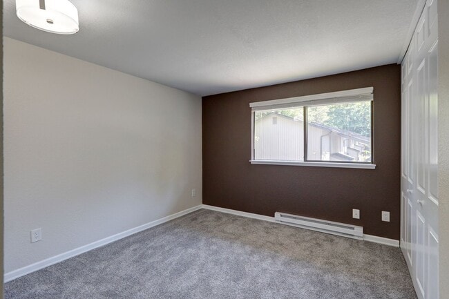 Building Photo - Amazing Bridle Trails 3BR 1.75BA Townhome ...