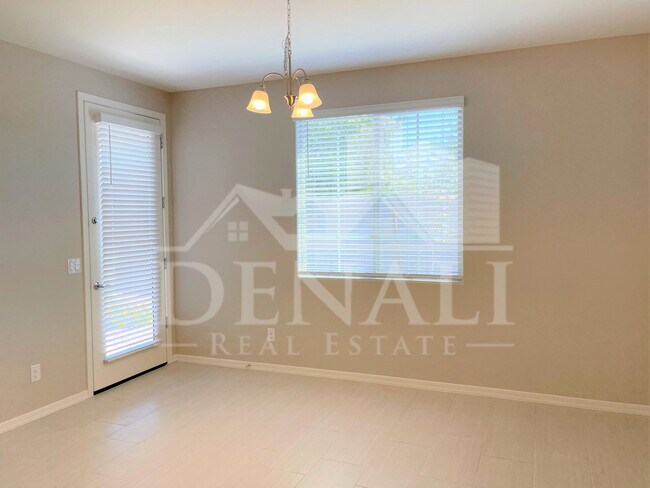 Building Photo - 905 S Canal Dr