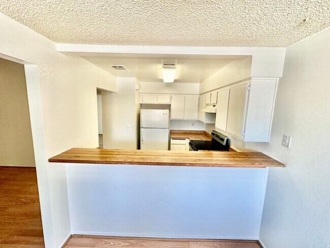 Building Photo - 1190 S Winery Ave