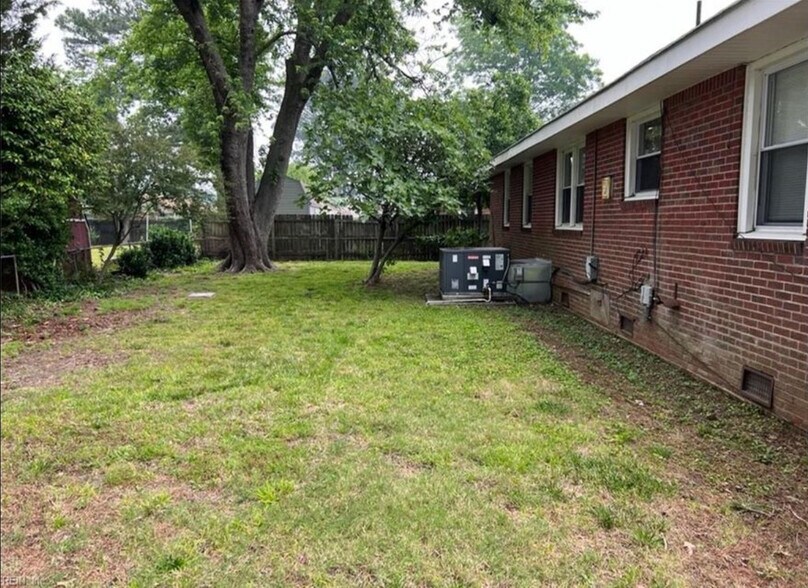 Building Photo - 2754 Greendale Ave