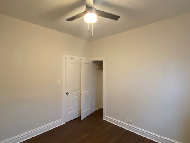 Building Photo - 1425 W Albion Ave