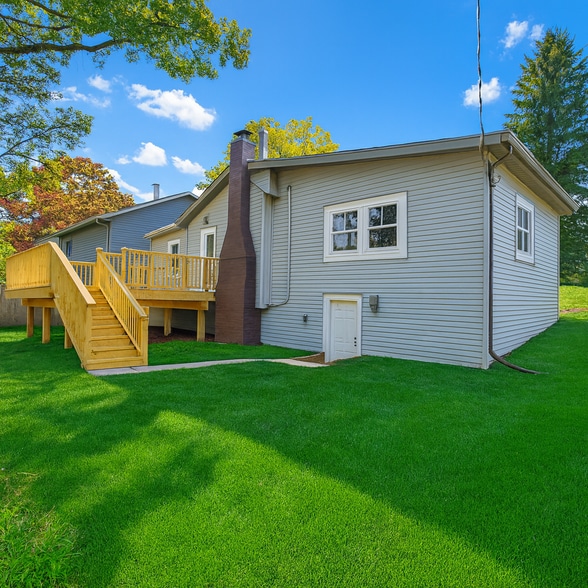 Building Photo - 806 Peter St