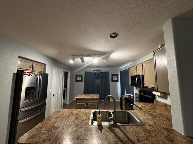 Building Photo - 4 BEDROOM WITH POOL IN DYNAMITE RANCH