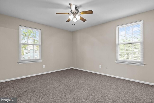 Building Photo - 560B Thrush Ct