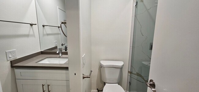Building Photo - Beautifully Renovated Townhouse with Moder...