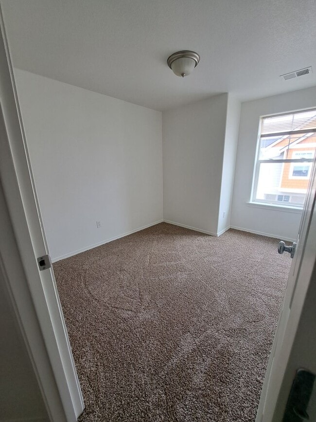 Building Photo - Fresh 3 bedroom - New Carpet new paint in Quatama area