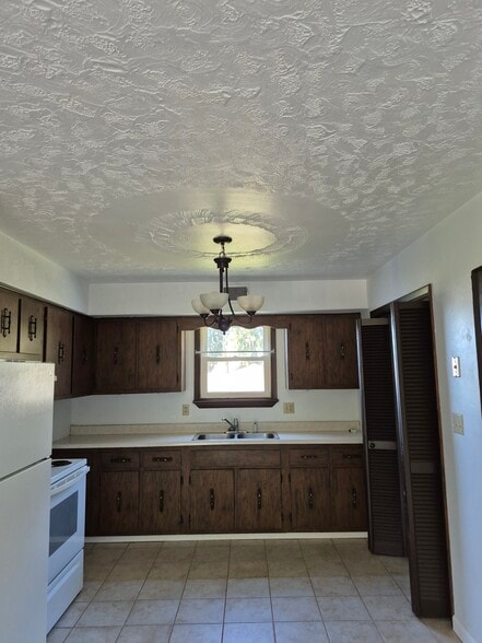 Kitchen - 301 Lee Rd