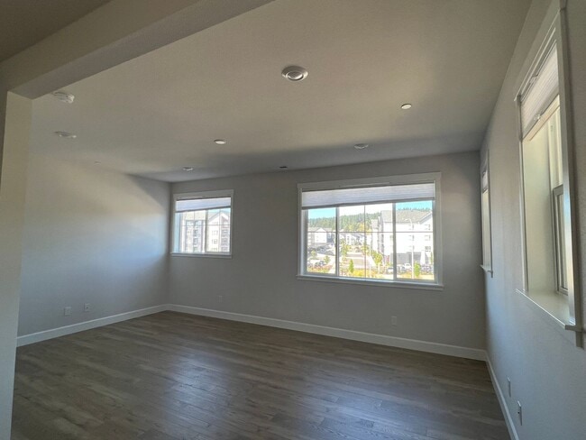 Building Photo - Don't Miss Out On This Beautiful Spacious ...